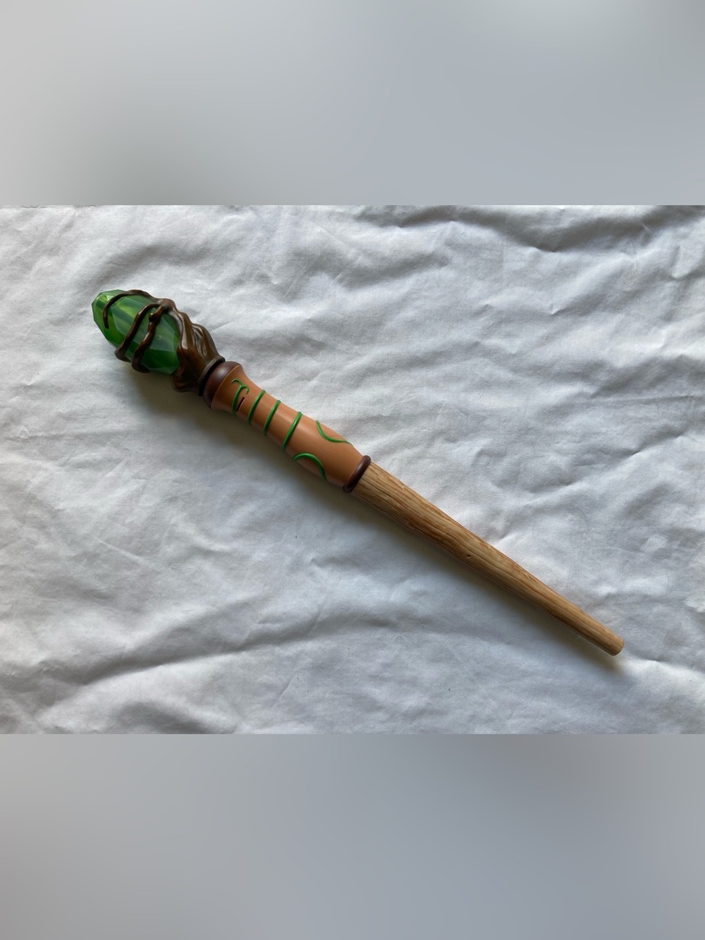 Magiquest Great Wolf Lodge Wand Wood Pattern Vines Green Emerald Topper